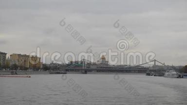 莫斯科河上的克里姆斯基桥。 沿着莫斯科河走，桥下有通道。 金色的景色